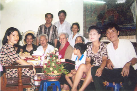 2 vợ chồng Nguyễn Tất Trung và Lưu Thị Duyên cùng con là Nguyễn Thanh Trung (sinh năm 1992)  tại gia đình ông Vũ Kỳ vào năm 1998; người có râu trắng dài là ông Vũ Kỳ, mất năm 2005;  bên trái ông Kỳ là ông em ruột. Trung và vợ con ở phía phải