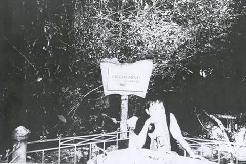 Nguyễn Tất Trung thăm hang Pắc Bó, ngồi bên hòn đá, có ghi: Chủ tịch Hồ Chí Minh từng ngồi tại đây để dịch cuốn Lịch sử đảng CS Liên Xô vào năm 1941.