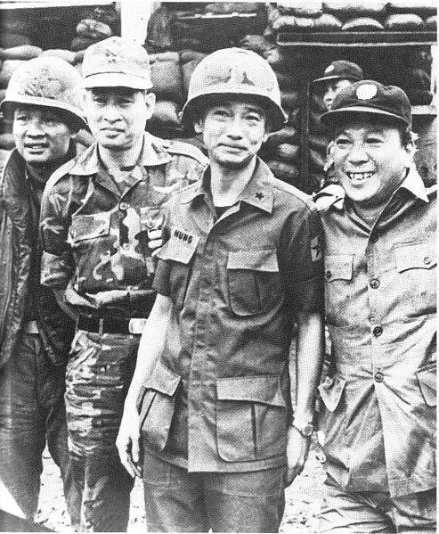  Tổng thống Nguyễn Văn Thiệu (phải) và Tướng Lê Văn Hưng gặp lại nhau sau chiến thắng An Lộc