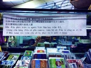 Tấm bảng có dòng chữ tiếng Việt trong một siêu thị tại Ðài Loan.