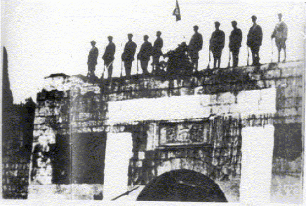 Quân đội Trung Cộng đứng trên tường thành