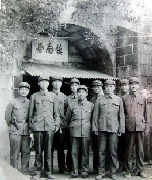 Quân đội Trung Cộng đứng trước cổng