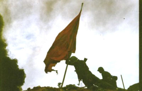 Lính Trung quốc đang cắm cờ tại đỉnh núi 1509 ( núi Lão Sơn ) trong trận chiến ngày 28-4-1984. 