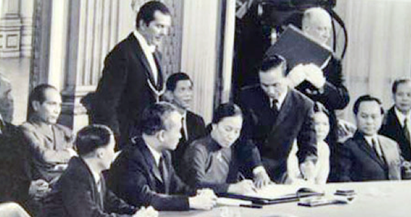 Bà Nguyễn Thị Bình ký Hiệp định Paris chấm dứt chiến tranh, lập lại hoà bình ở Việt Nam (27/1/1973).