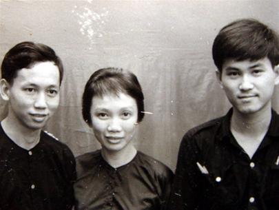 Tháng 6-1968, trong chiến khu kháng Mỹ. Từ trái sang : Ông Lê Quang Lộc, bà Dương Quỳnh Hoa, ông Lê Hiếu Đằng - ba thành viên Liên minh các lực lượng dân tộc, dân chủ và hòa bình Việt Nam (ảnh tư liệu của ông Phạm Hy Tùng)