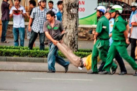 Hình ảnh người biểu tình bị lực lượng Công an, mật vụ xách 2 tay, 2 chân đi được chia sẽ trên mạng xã hội facebook như minh chứng cho sự tàn bạo của lực lượng “cánh tay phải” của đảng CSVN.