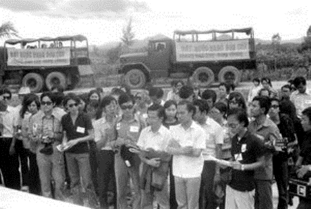 Trần Văn Bá (hàng đầu thứ nhì từ bên phải) tại Nghĩa trang Ba Đồn nơi chôn tập thể nạn nhân Tết Mậu Thân ở Huế. (Hình do Trần Đại Lộc chụp năm 1973)