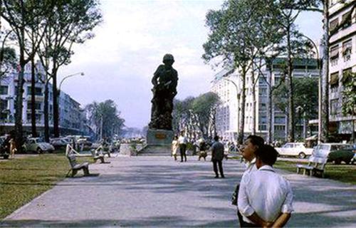  Tượng đài Thủy Quân Lục Chiến giữa công viên Sài Gòn trước năm 1975  