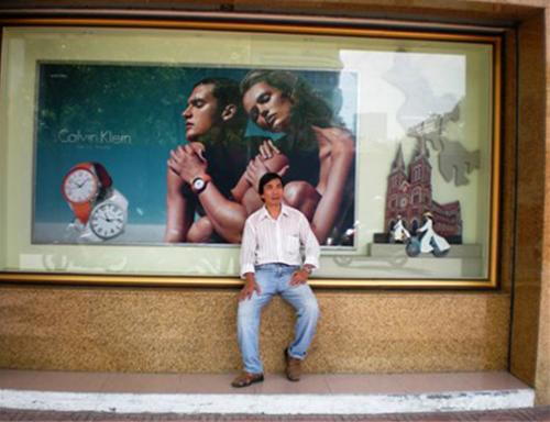 Thanh Saigon với hoài niệm “người xưa” trong ảnh quảng cáo trên vỉa hè bên hông Thương xá Tax.