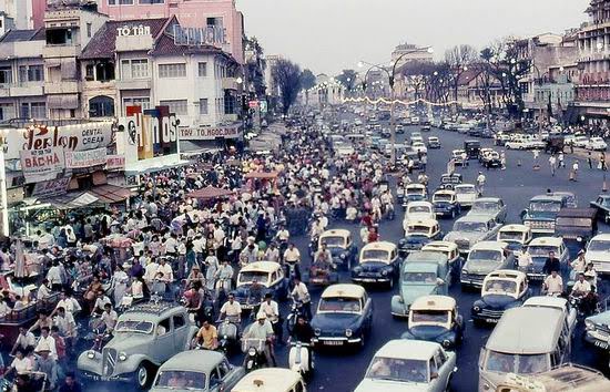 Ngoài đường, khu vực trước chợ Tết Bến Thành, Sài Gòn những năm 1960