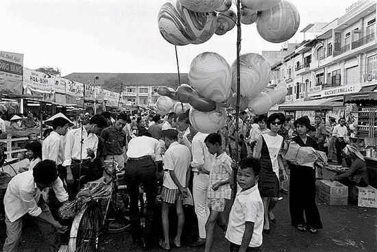 Bán bóng bay ở chợ Tết Bến Thành, những năm 1960
